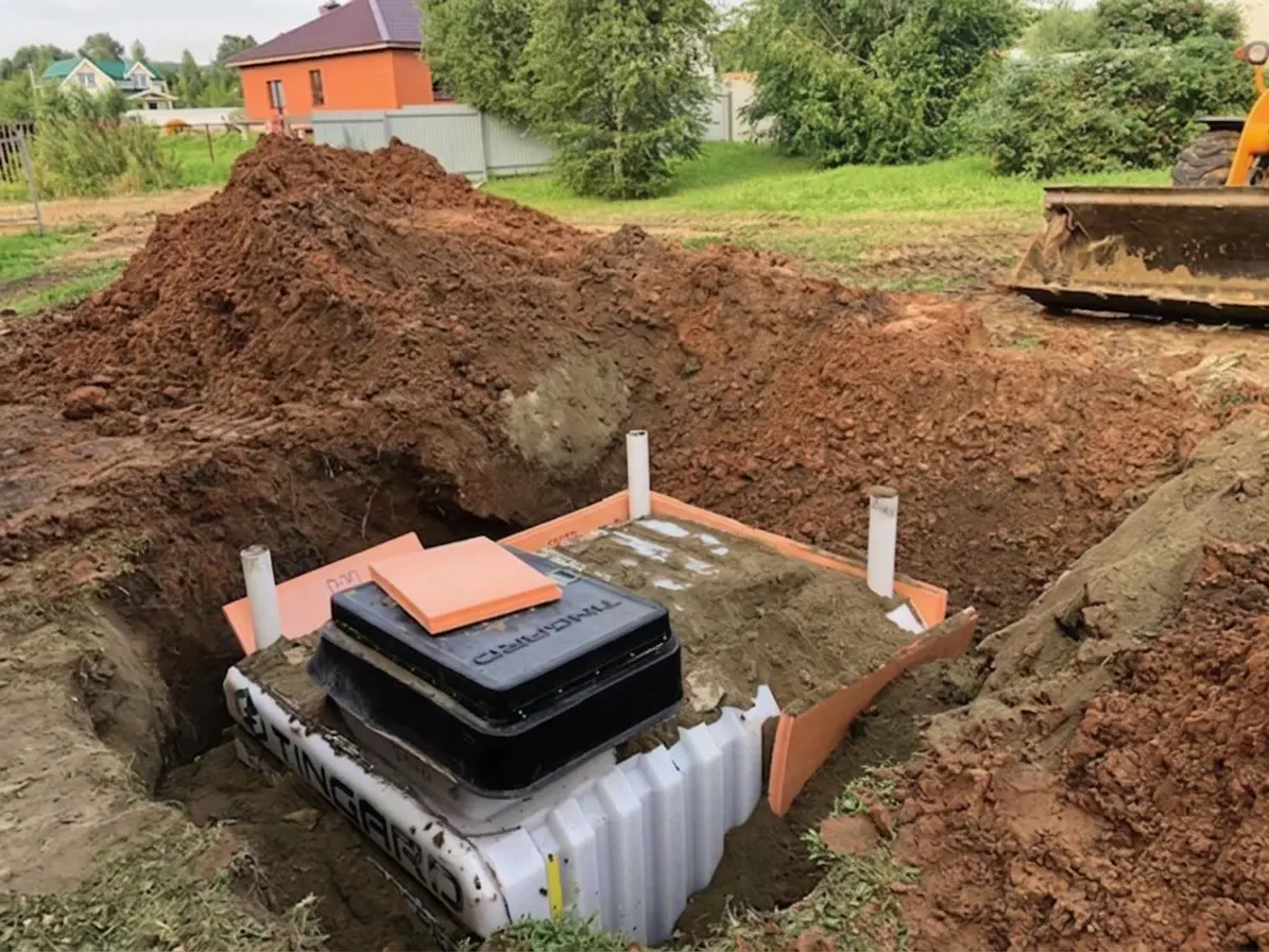 Установка пластикового погреба рядом с домом, обсыпка ПГС