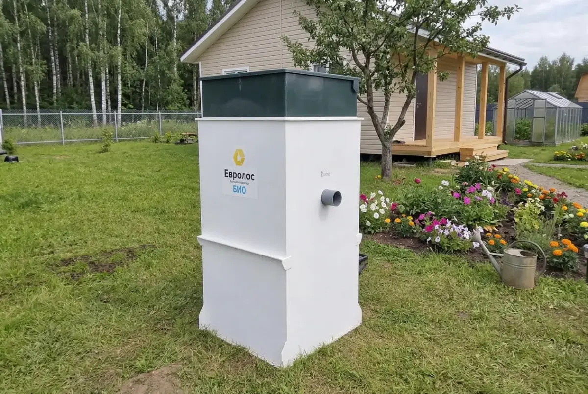 Биостанция у загородного дома, участок с цветником